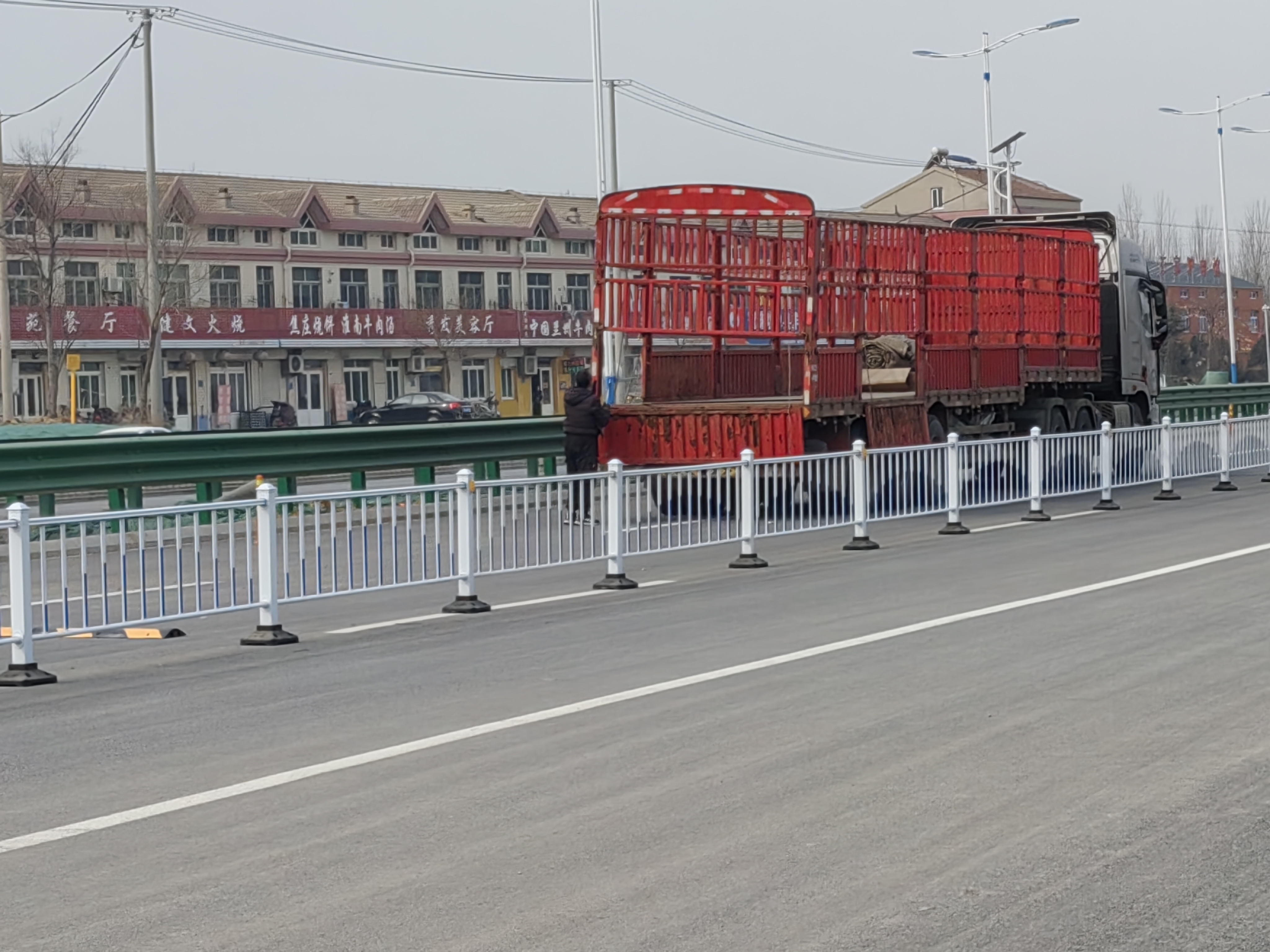 封闭南半幅，北半幅通行，G309青兰线改建工程3月10日开始交通转序