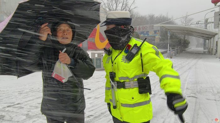 以雪为令！济南交警雪天执勤保通畅，守护群众平安路
