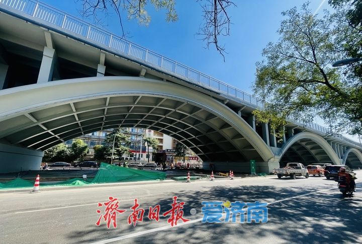 纬二路老天桥桥下收尾，钢骨显露待焕新