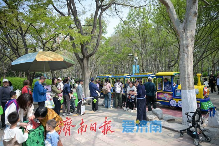 花朝荟引客来，泉城公园赏花热