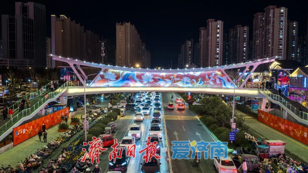 二环东路百花公园人行天桥主桥吊装完成