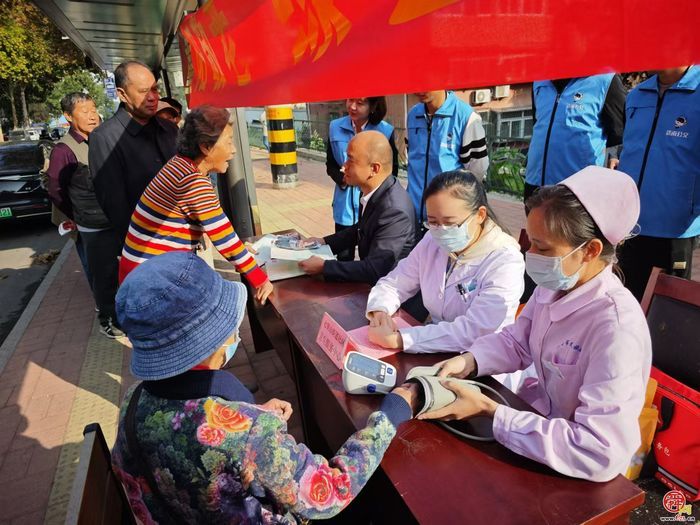 重阳敬老 绿色出行——济南公交出行管家进社区开展爱老敬老活动