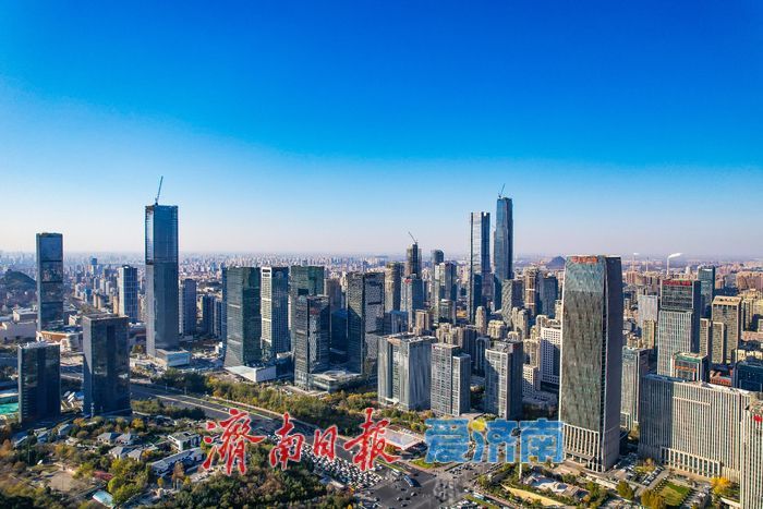 一年四季 泉在济南丨冬日“泉城蓝”如洗，济南城市天际线邂逅晴空之美