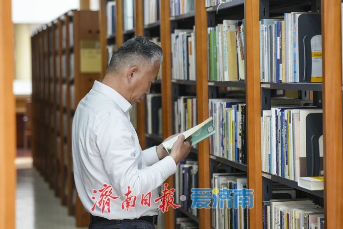周末阅读“不打烊”，图书馆里书香浓