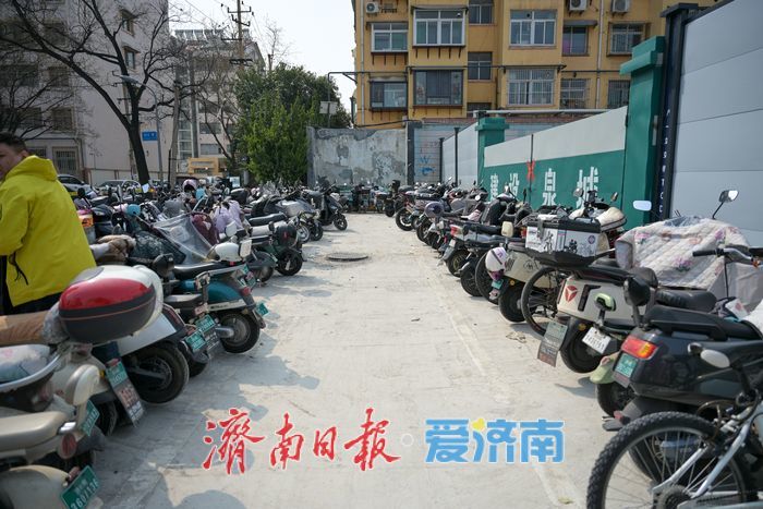 闲置空地变身便民车位 八一立交桥站“一站一策”疏解停车难