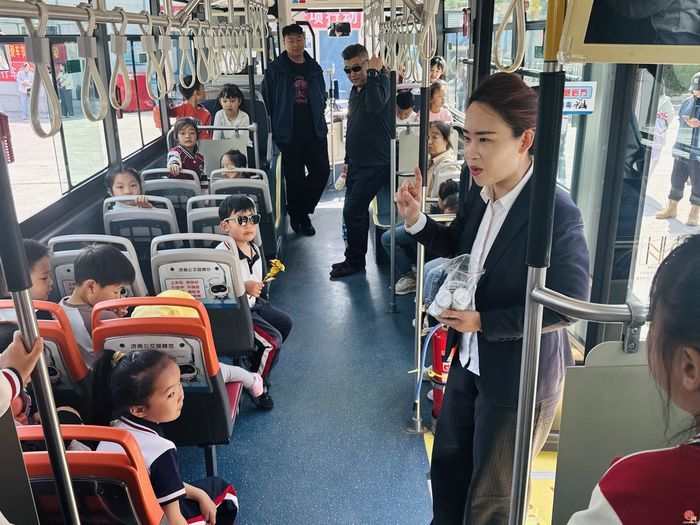 安全记心间——济南南部公交迎来萌娃探站