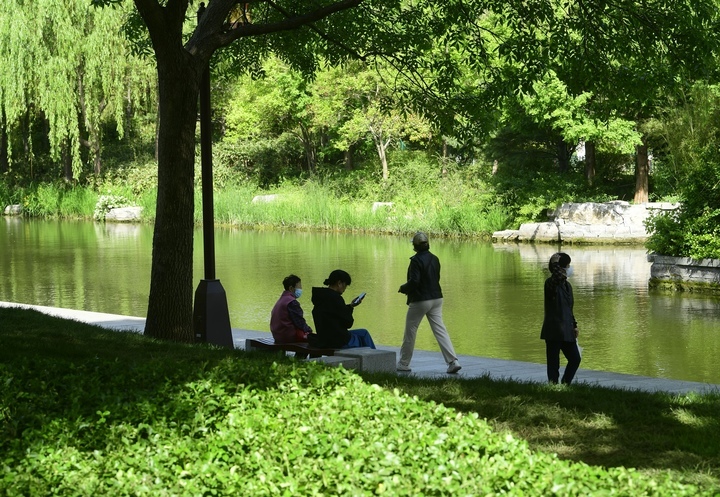 “泉”在济南过五一｜大明湖南岸改造显成效 人在画中游