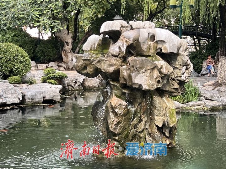 降雨过后月牙泉喷涌欢畅 再现“月牙飞瀑”美景