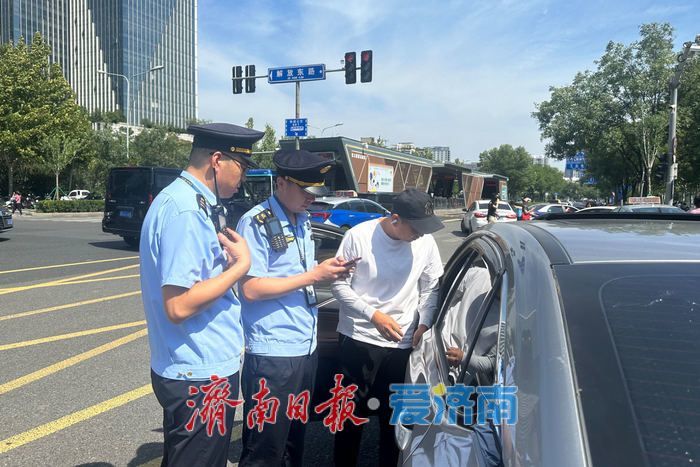 济南守护“暑运”严查出租车违法违规经营行为