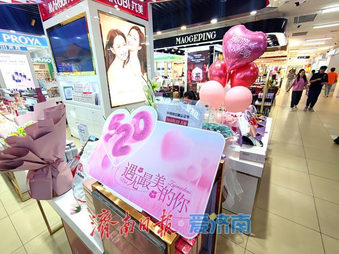 “520” 浪漫氛围拉满！商场现甜蜜打卡点