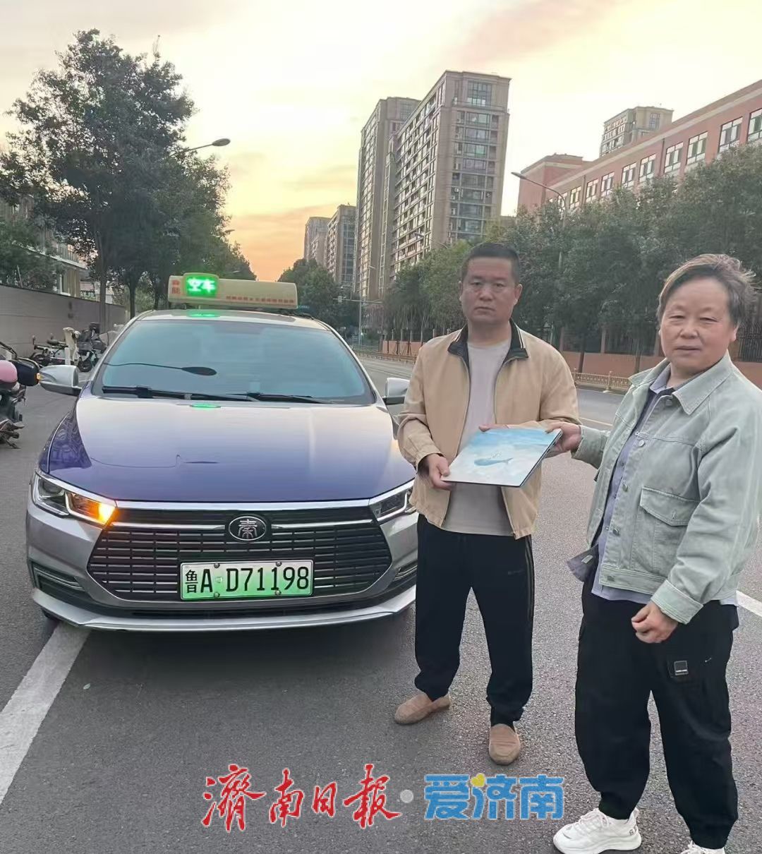 济南诚信“的哥”送还乘客遗失电脑