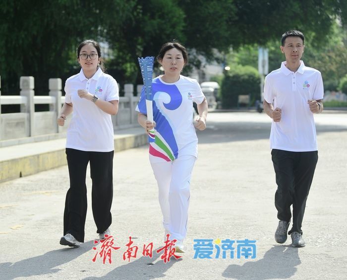 泉源之光 跃动泉城 2025济南国际泉水节“泉炬”传递首站南山启程