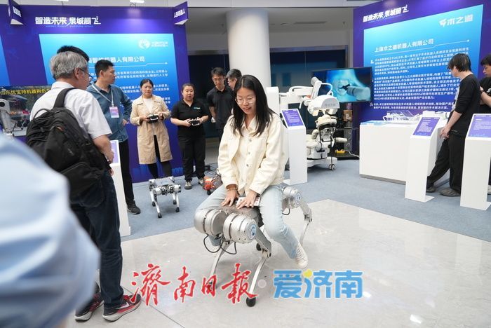 济南机器人展 “含科量” 十足，百种机器人惊艳全场
