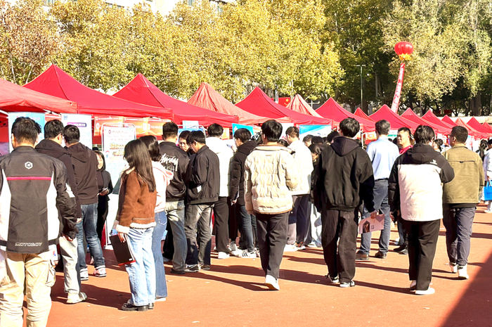 “选择济南 共赢未来”大型招聘会走进济南大学，300余家企业携1.5万余个岗位揽才