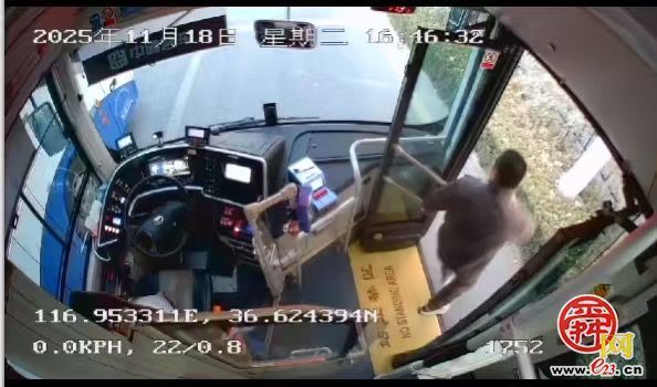 温馨时刻！市民骑车不慎摔倒，济南公交司机迅速上前施以援手