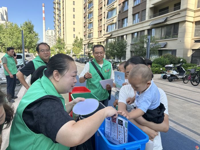 一对一教用“掌上城管”，趣味游戏学垃圾分类——市智慧城管中心深入济齐路社区