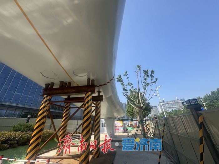 高新万达人行天桥现雏形 预计七月完工投用