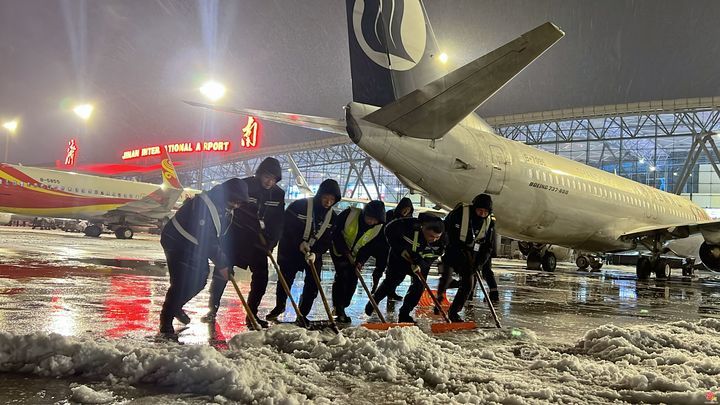 济南机场积极应对大暴雪天气 全力保障航班安全顺畅运行