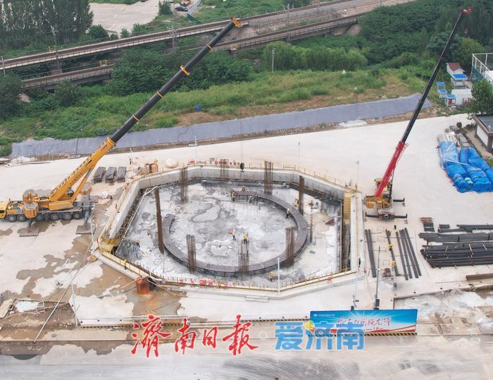 腊山河西路北延工程涉铁段9号主墩下承台大体积混凝土浇筑完成