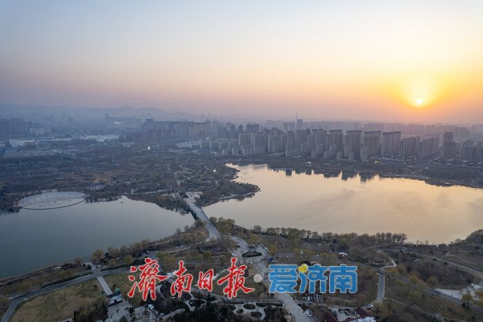 湖映霞光，醉美华山