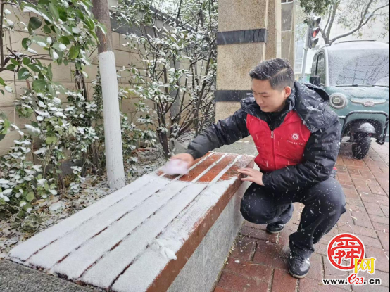 济南“掌上城管”志愿服务队落实“门前五包” 合力清雪除冰保畅通