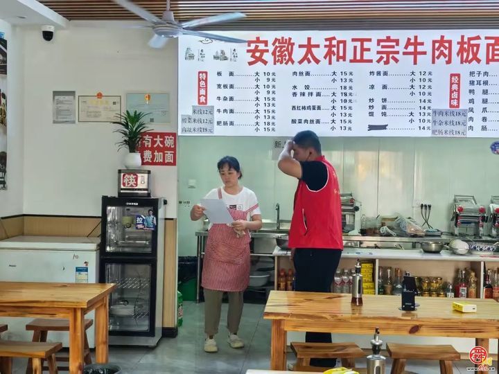 王舍人街道响泉街社区筹备组：暖心宣传“门前五包” 携手共建美好家园