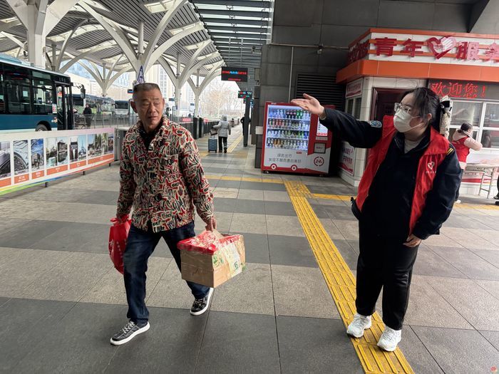 志愿红映亮回家路 济南西站公交枢纽春运服务暖泉城