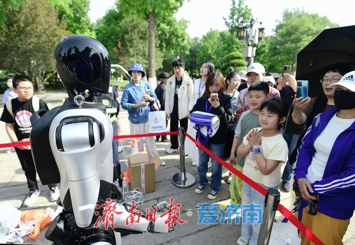 科技与泉水碰撞，“机器人舞团”燃爆大明湖畔