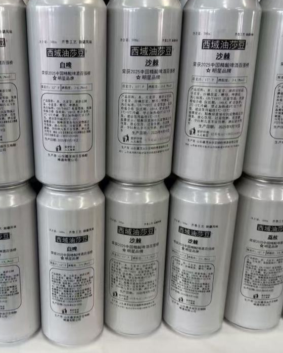 五彩草莓、平阴玫瑰衍生产品等特色品牌在丰收节吸引市民购买