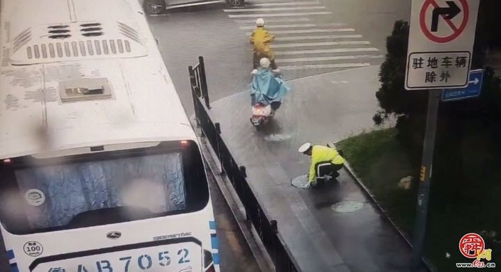 济南交警雨中坚守，为市民出行保驾护航