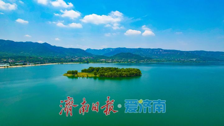 蓝天白云映碧水 卧虎山水库铺展夏日生态画卷