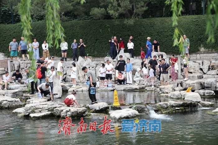 济南护城河游人如织尽显泉城风韵