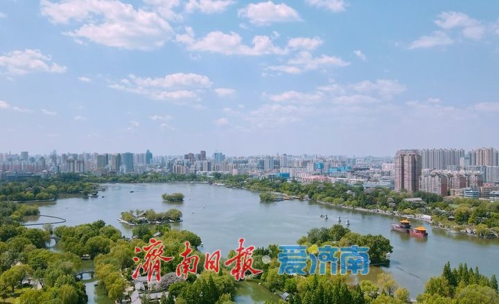 暮春时节明湖畔，巧云相伴入画来