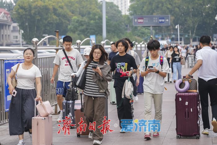 开学季撞上返程潮，济南火车站成“学生主场”