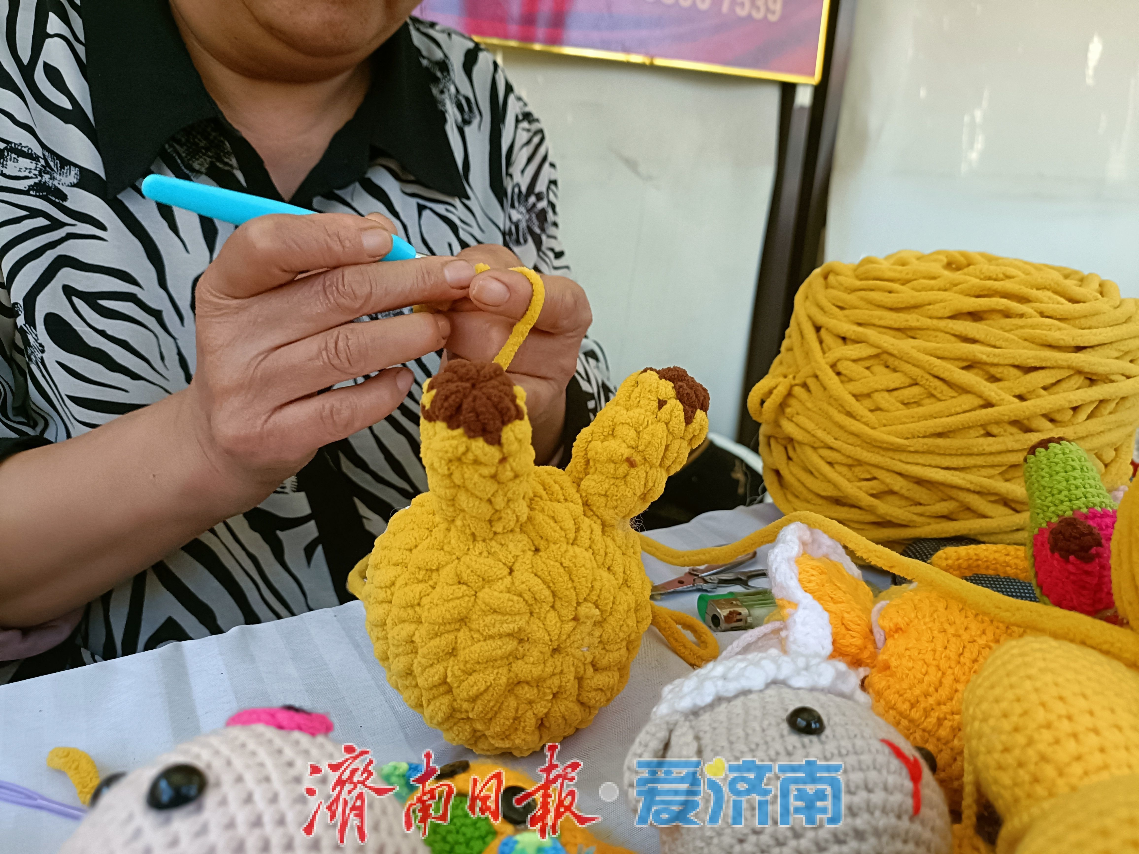 钩针上跑着一头“长颈鹿” 英雄山文化市场也藏着“网红”包