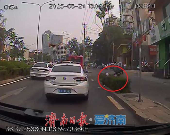 老人不慎摔进绿化带 济南好司乘合力救助