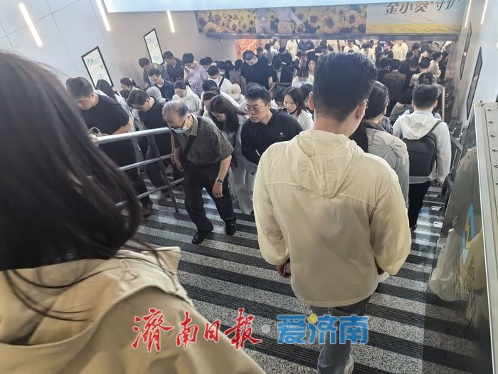 实拍早高峰时的奥体中心换乘站