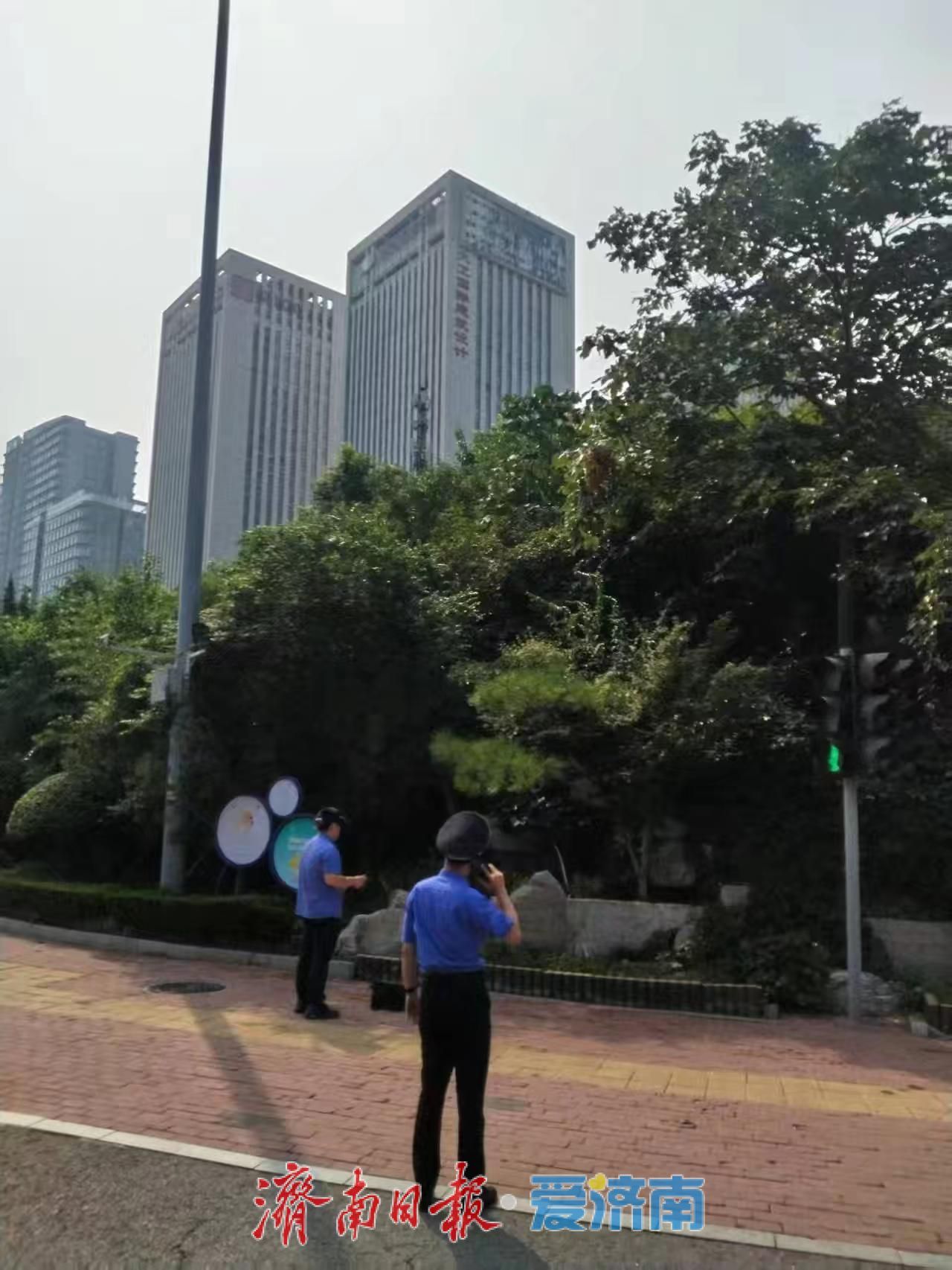 科技赋能城管 无人机“高空鹰眼”严查楼顶广告施工安全