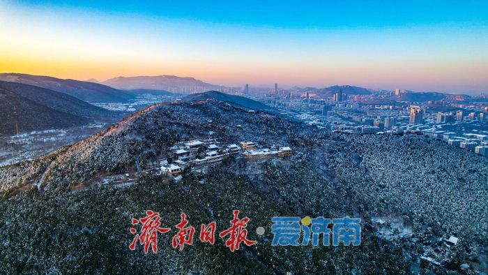 银装千佛山，日出绘金卷