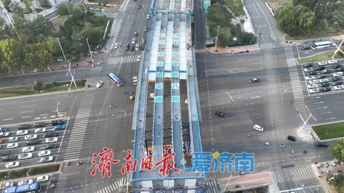 “长龙”初成！济南凤凰黄河大桥南延工程跨经十路钢箱梁顺利架设