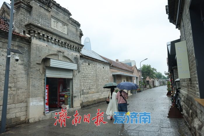 一年四季 泉在济南丨雨中上新街，别有一番韵味