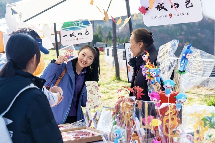 漫山红中千人竞逐！济南“一城山色·登山打卡”暨垛庄百峪大顶登山嘉年华成功举办