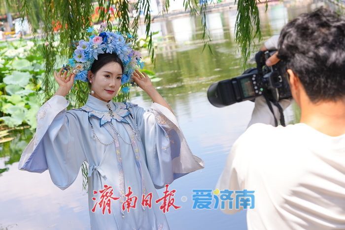 一年四季 泉在济南丨济南老城古韵引新潮 簪花旗袍民族服饰迎打卡热