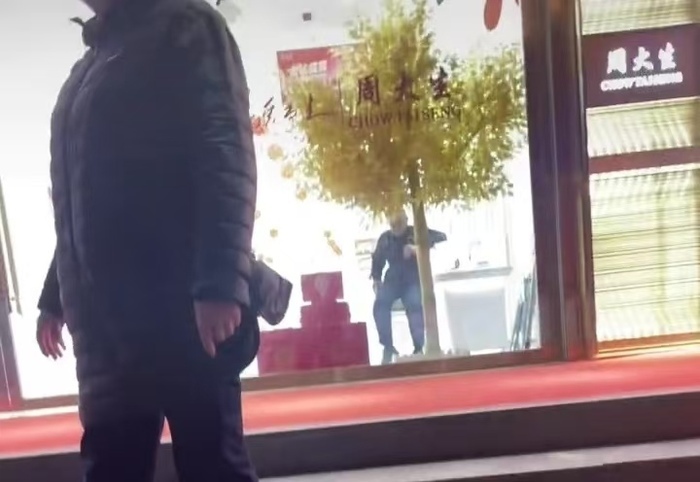 周大生店员与顾客起争执，反问“买得起吗” 店方回应：店员言语极为不当已处罚