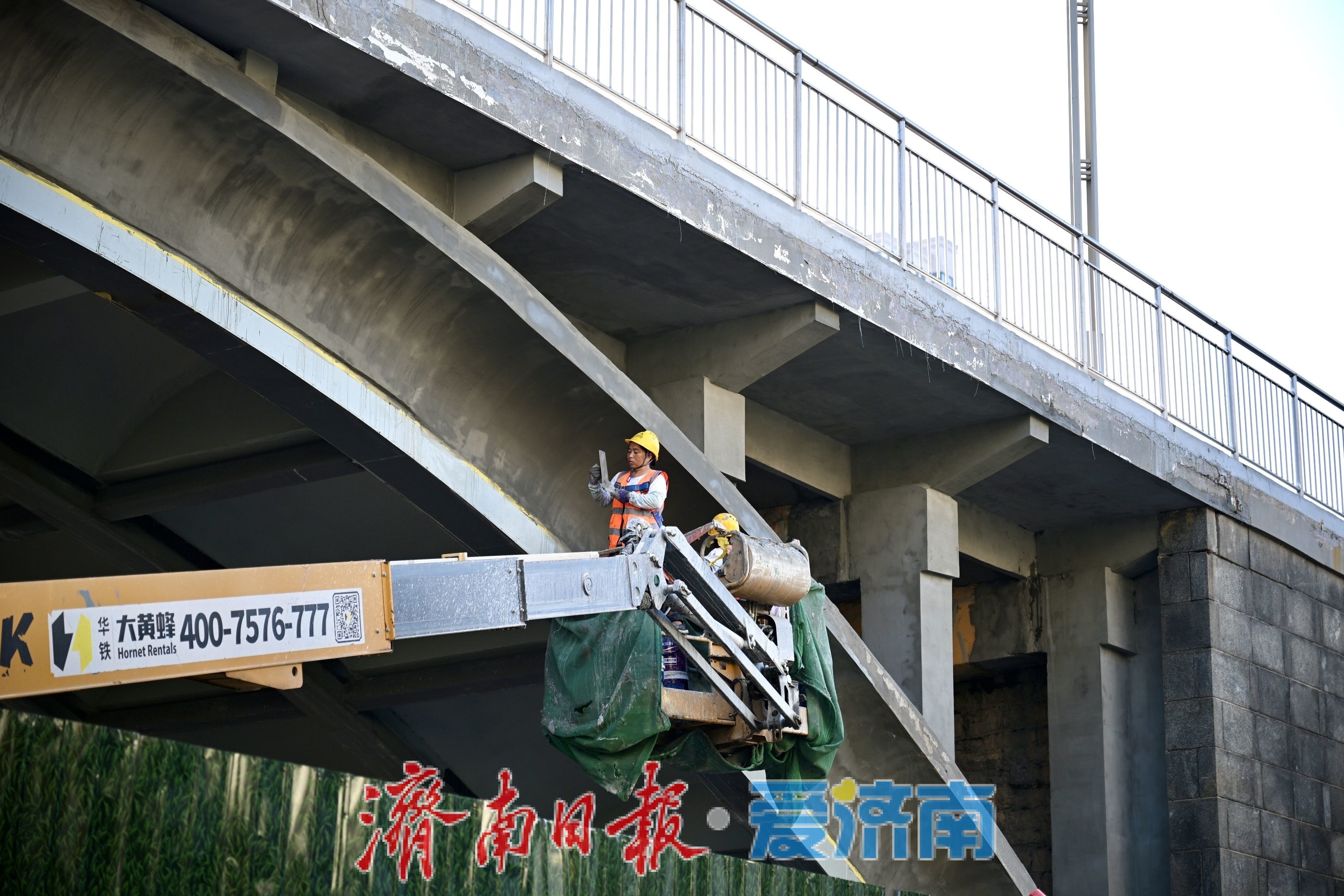 纬二路跨铁路天桥维修改造工程稳步推进 预计9月底全面完工