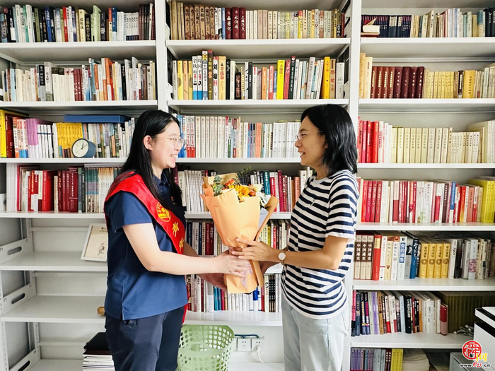 情暖金秋颂师恩 济南能源热力青年暖心慰问送关怀