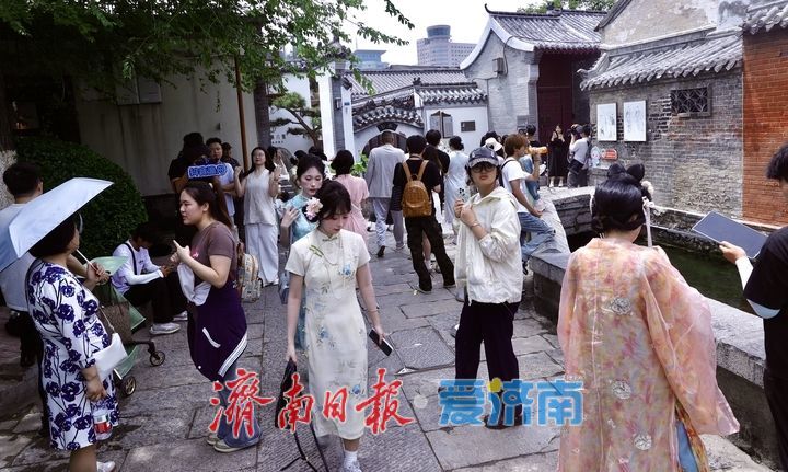 古风照里的“顶流”背景板：济南起凤桥开启“人从众”模式