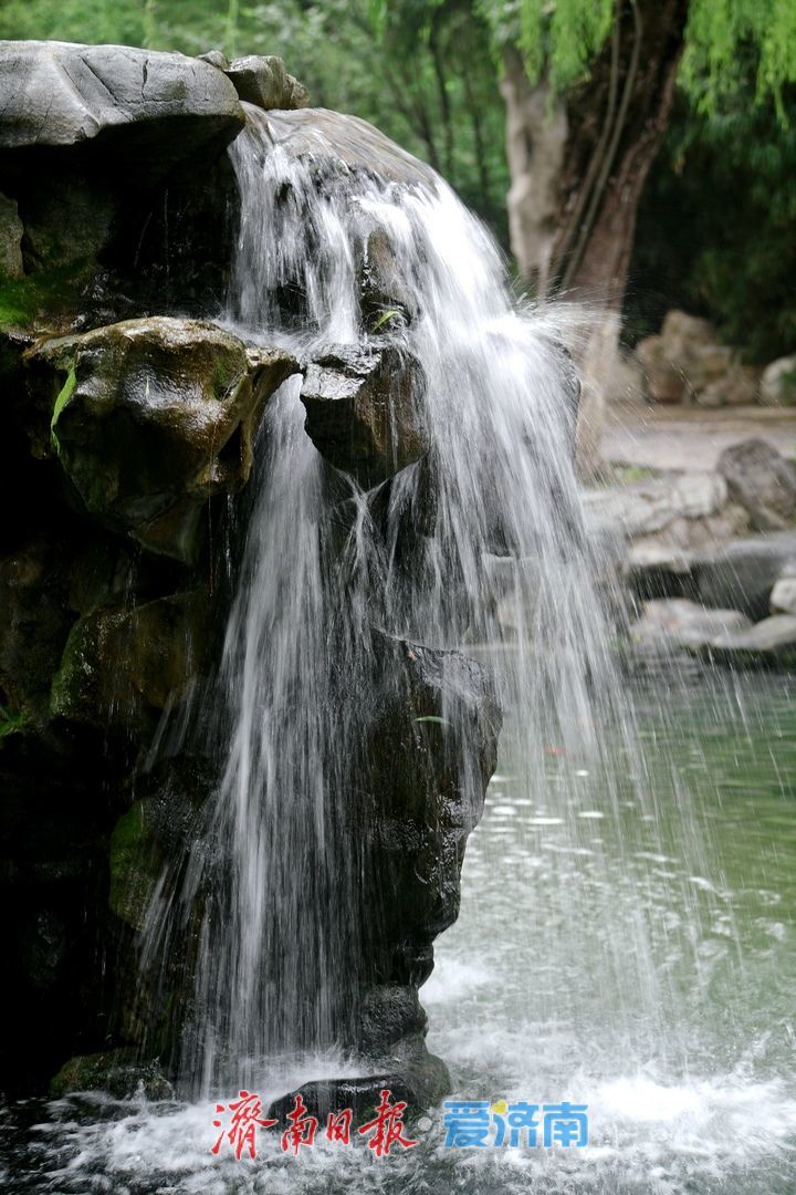 泉水欢歌迎国庆假期收官，“月牙飞瀑”引游客叹为观止