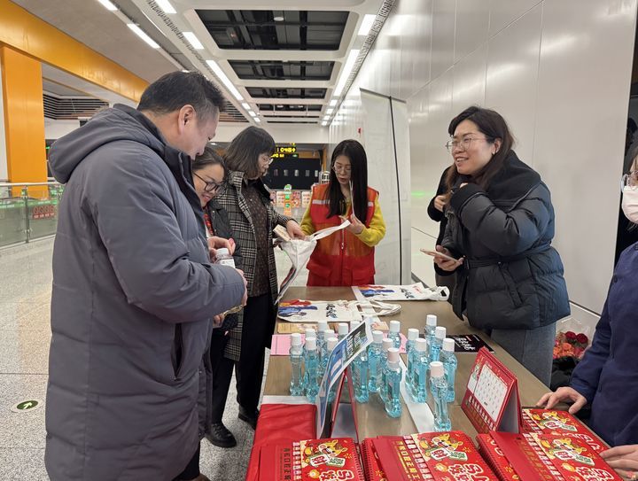 “音乐路演+志愿服务”——地铁站里的学雷锋文明实践活动