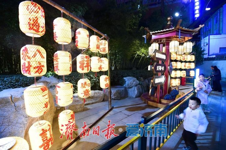 灯火璀璨年味浓，济南市第45届天下第一泉迎春花灯会进行试亮灯